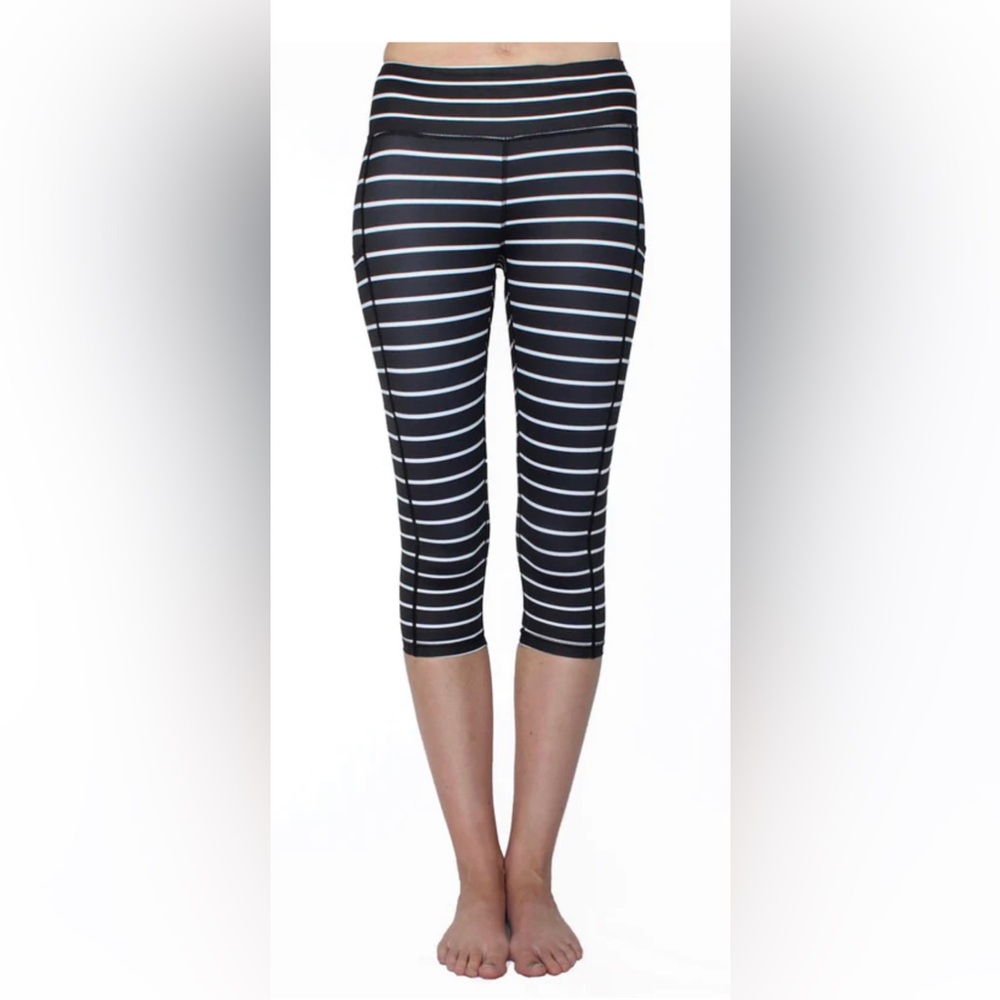 Belcorva New w/o Tags Women’s Medium Black White Stripe Capri Leggings Pockets